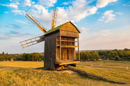 传统的乌拉尼风车位于皮罗戈建筑博物馆在美丽的夏日图片