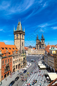 古城广场和时钟塔的空中景象图片
