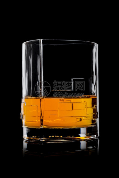 威士忌在水晶现代玻璃杯里黑底面有反光图片