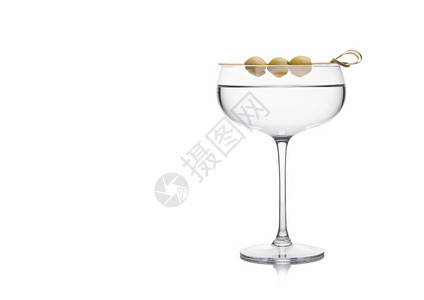 豪华水晶杯中的伏特加玛蒂尼酒鸡尾白底的竹棍上加橄榄图片
