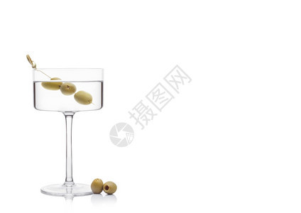 现代杯子里的伏特加马提尼酒鸡尾加橄榄竹棍上白底带有新鲜绿橄榄图片