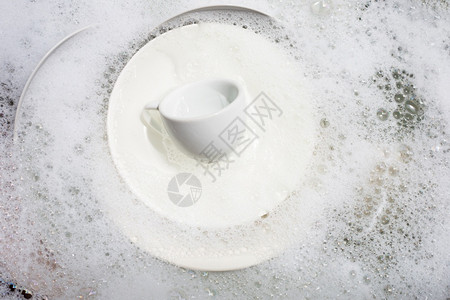 洗碗在厨房水槽中浸泡杯子的脏盘图片