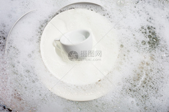 洗碗在厨房水槽中浸泡杯子的脏盘图片