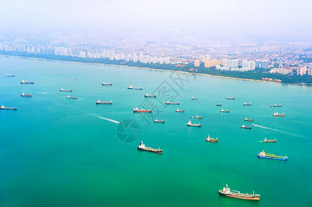 海上装满集箱的货船国际进口出物流沙纳波尔商业港口图片