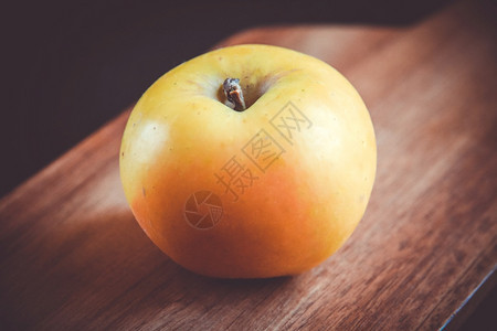 木制切板上的有机新鲜苹果木制切板上的苹果图片