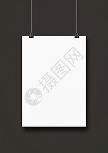 白色海报挂在黑墙上有剪片空白模型板色海报挂在黑墙上有剪片图片