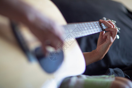 女人在弹声吉他图片