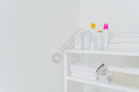 白软毛巾带调制器液体白色背景复制空间供您参考清洁概念自然光图片