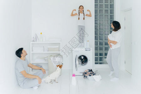 家里人在洗衣房忙家务图片