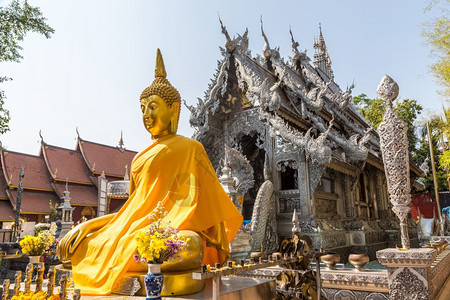 夏日在泰国黑地的青春寺庙图片