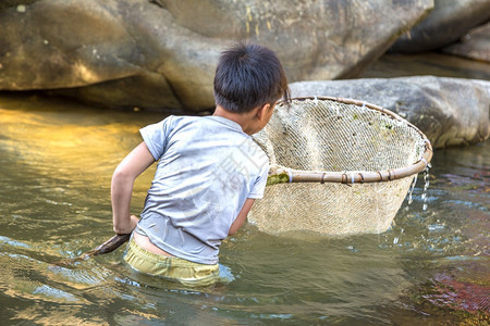 在河边钓鱼的男孩在夏日萨帕laocivetnam图片
