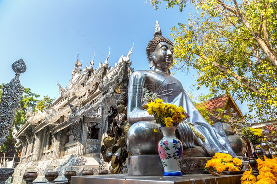 夏日在泰国黑地的青春寺庙图片