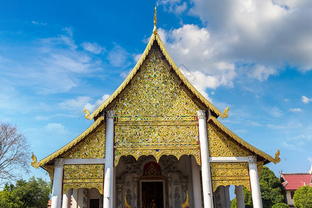 夏日在泰国吉昂马伊的佛教寺庙图片