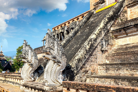 古老的塔在夏日泰国的江马瓦特切西良寺庙图片
