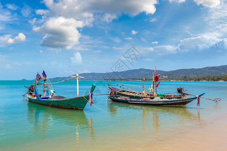 夏日在泰国河畔高萨木岛的KohSamui岛的渔船图片
