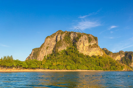 夏日的海滨克拉比泰兰图片