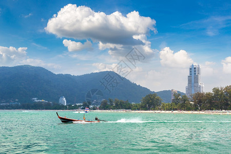 夏季日在巴东海滩和阿曼的巴东滩和阿曼在泰国的普吉上传统长尾船图片