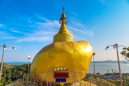 夏日在泰国普吉的watkohsery寺庙里在kwaengoldrck中复制这种发光古尔登岩石图片