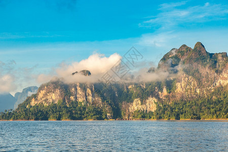 夏日在泰国的Chiowlan湖rtchpr大坝kos公园图片