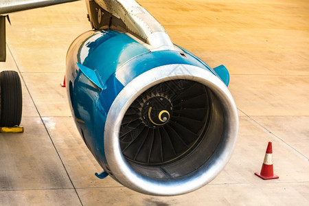 蓝色飞机的喷式发动机图片