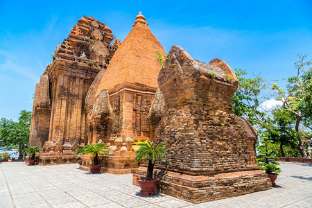 ponagrthpbongr夏日拜南省nhatrg的查姆寺庙图片