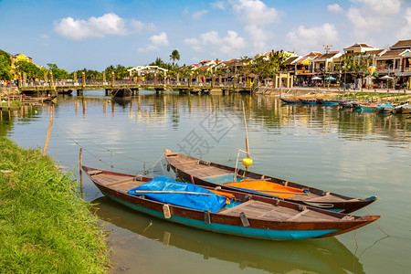 夏日在河内的传统船只图片