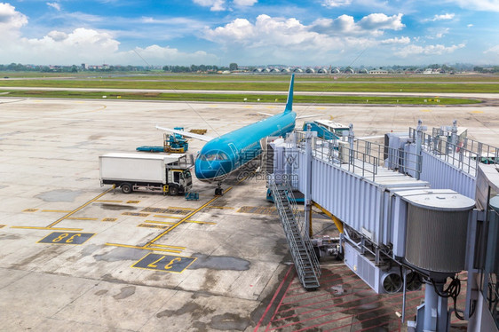 一架蓝色飞机停放在国际机场上图片