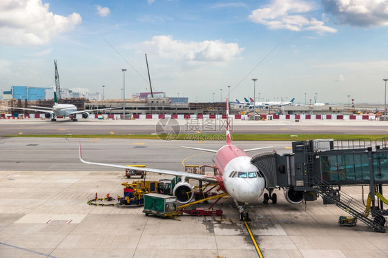 一架红色飞机停放在香港国际机场图片