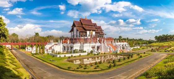 夏日在泰国吉昂马伊的皇家大教堂公园的全景图片