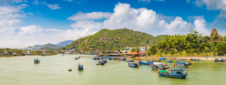 夏季日与渔船在北河长的海湾全纳北河长图片