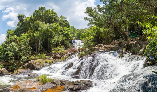 Dalt的一个夏季日的vietnam的Dl瀑布全市图片