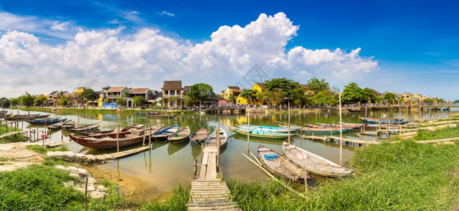 夏季一天在北海湾的传统船只全景图片