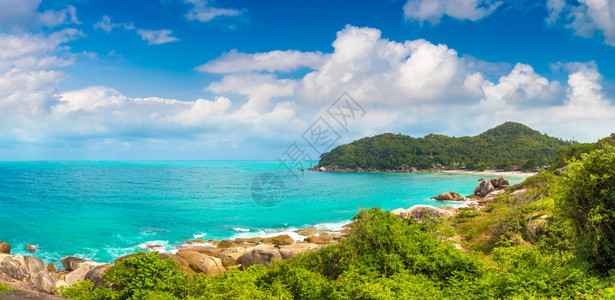 夏日在泰国高山岛的银色海滩全景图片