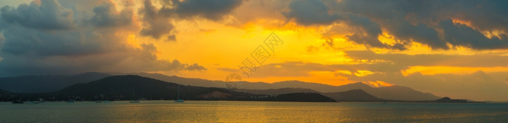 夏天晚上在泰国的高沙木岛日落全景图片