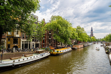夏日以阿姆斯特丹为基地的运河和桥梁图片