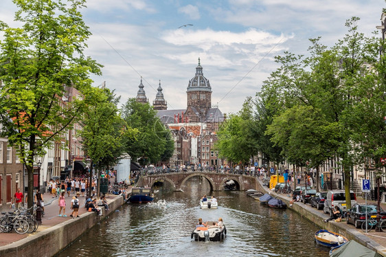 夏日内地阿姆斯特丹Amsterda的运河和圣尼科拉教堂图片