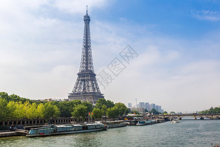 巴黎和埃菲尔塔的西内鱼在美丽的夏日法兰西巴黎图片