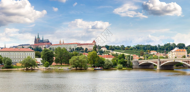 夏日在普莱格Prague和河水的全景图片