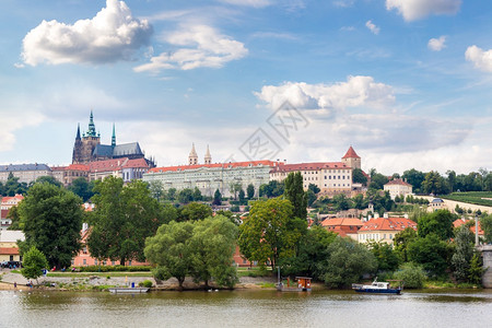 夏日在普莱格Prague和河水的全景图片