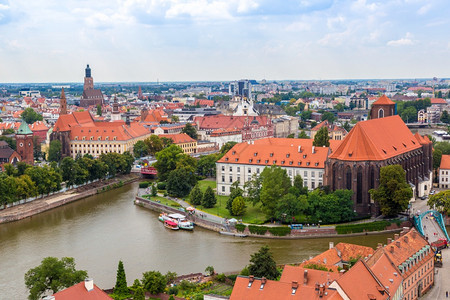 夏日从Poland的天主教圣约翰空中观测到wrocla图片