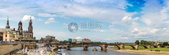 在德国的累斯登美丽的夏日中干燥潮湿风景图片