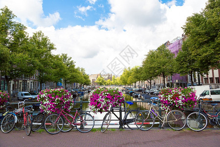 夏日在阿姆斯特丹运河的桥上骑自行车图片