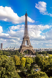 在美丽的夏日法国巴黎的埃菲尔塔图片