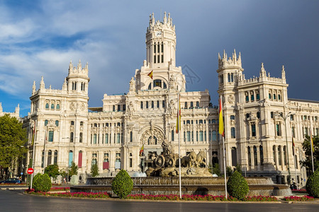 宫殿和喷泉位于西班牙的广场图片