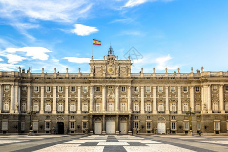 皇宫在美丽的夏日疯狂皇宫中西班牙人图片