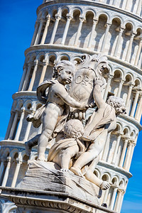 在比萨倾斜的塔与天使雕像在意大利的夏日图片