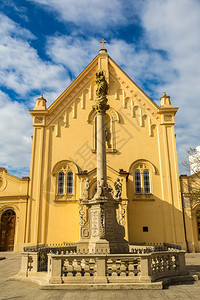 stephn夏季日在布拉迪斯瓦的教堂slovaki图片