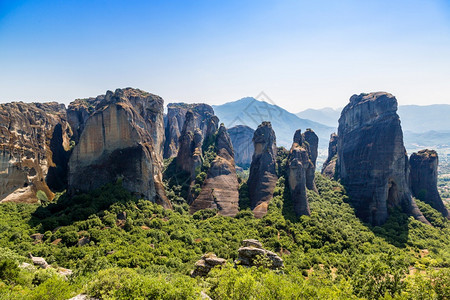 夏天的在岩石顶的修道院流星灰烬图片