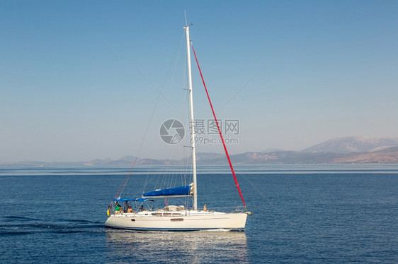 夏季日游艇在地中海域游艇图片