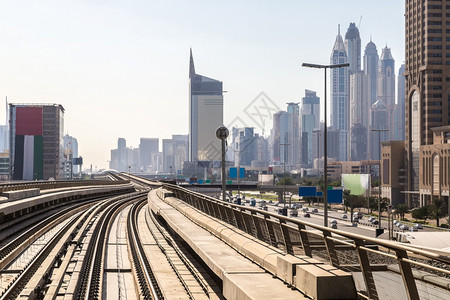 夏天的dubai地铁路联合的阿拉伯酋长国图片